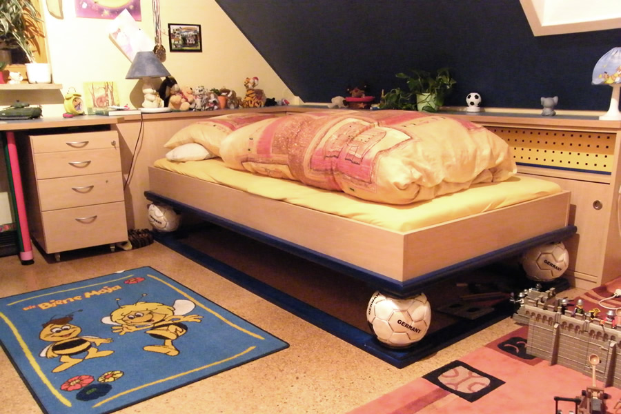 Kinderbett mit Federn & überstülpten mit Fußbällen